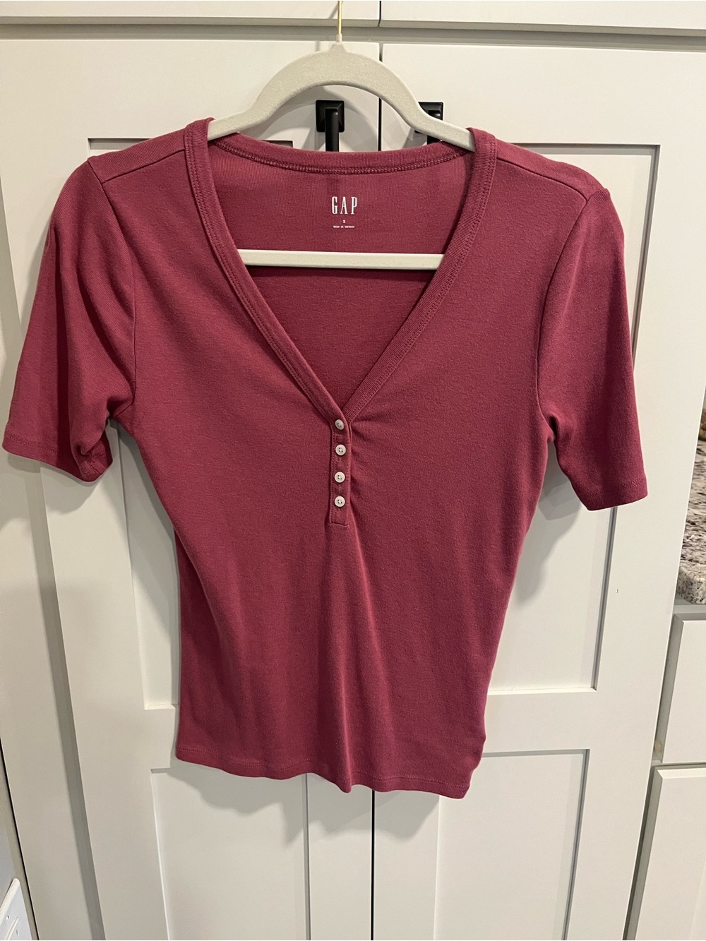 NEW~GAP Women's Rose Short Sleeve V-Neck Button Top